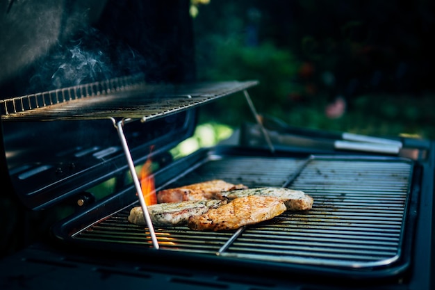 Close-up de carne na grelha de churrasco