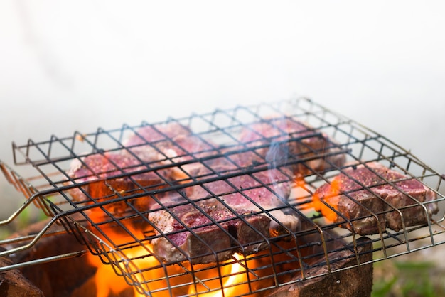 Foto close-up de carne na grelha de churrasco