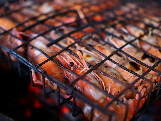 Close-up de carne na grelha de churrasco