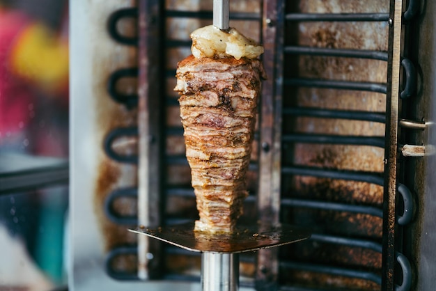 Close-up de carne na grelha de churrasco