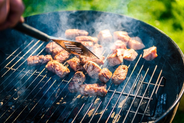 Close-up de carne na grelha de churrasco