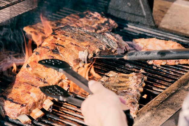 Close-up de carne na grelha de churrasco