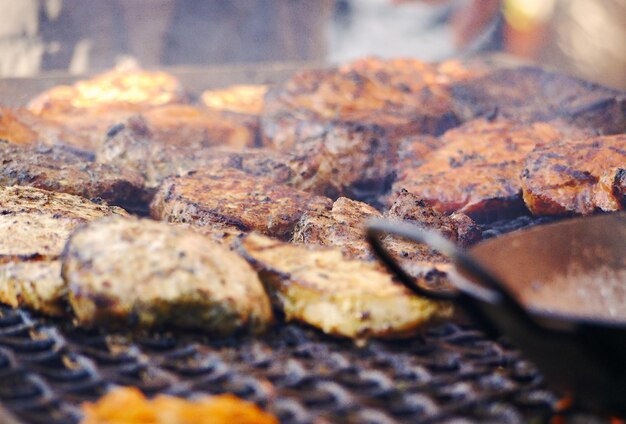 Foto close-up de carne na grelha de churrasco