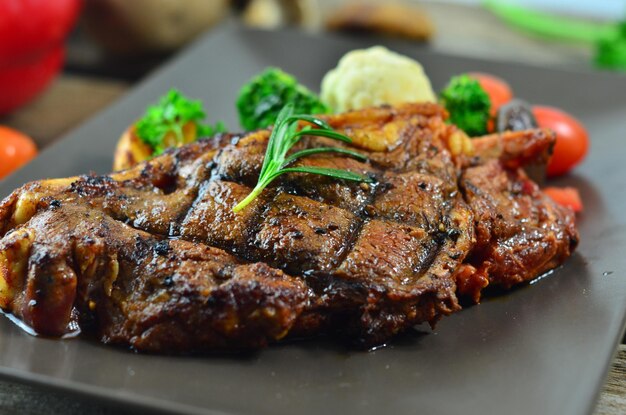 Foto close-up de carne na grelha de churrasco