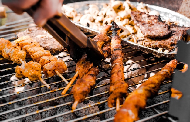 Close-up de carne na grelha de churrasco