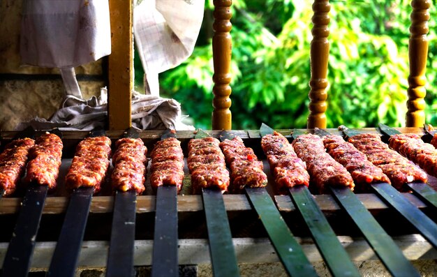 Foto close-up de carne na grelha de churrasco