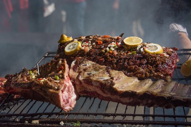 Close-up de carne na grelha de churrasco