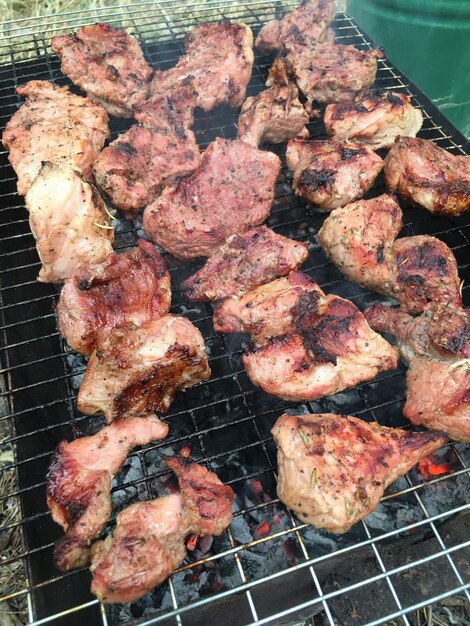 Foto close-up de carne na grelha de churrasco