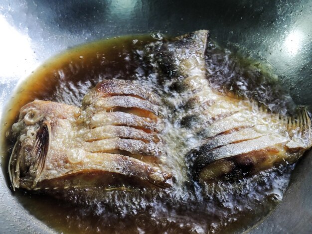 Foto close-up de carne na panela de cozimento