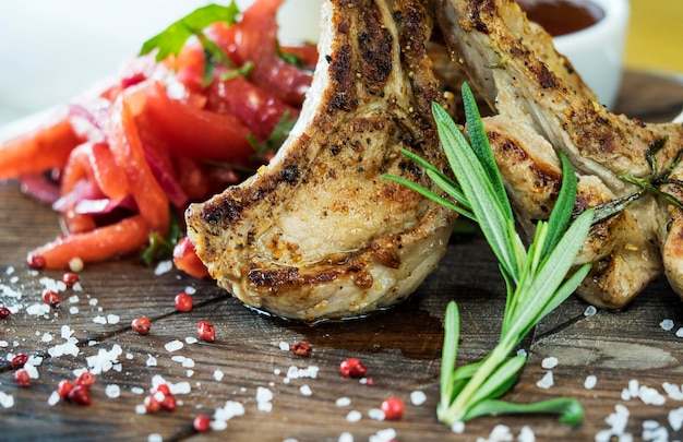 Foto close-up de carne na tábua de cortar na mesa