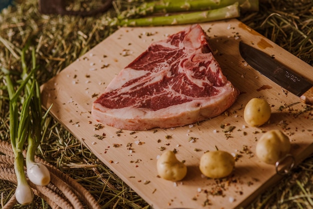 Close-up de carne na tábua de cortar