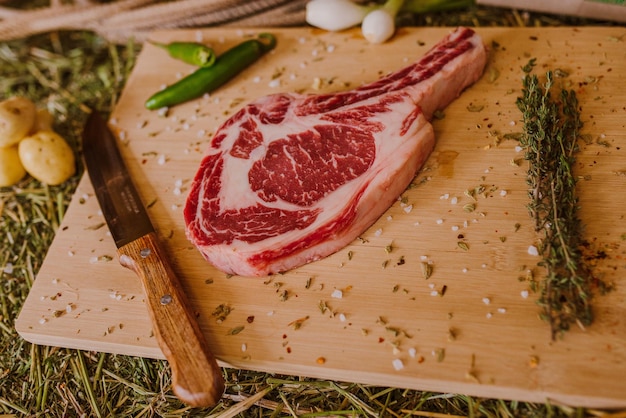 Close-up de carne na tábua de cortar