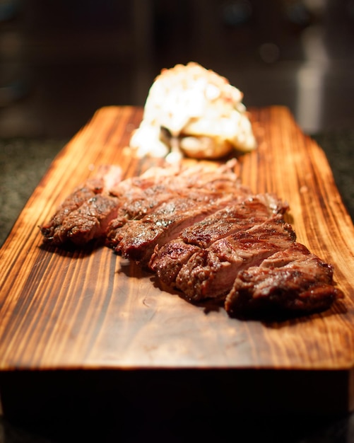 Foto close-up de carne na tábua de cortar