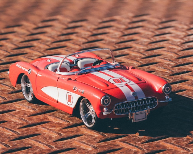 Foto close-up de carro de brinquedo vermelho na rua