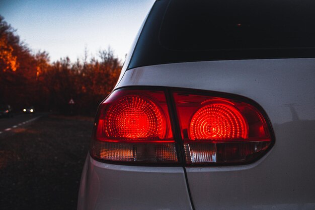 Foto close-up de carro na estrada contra o céu