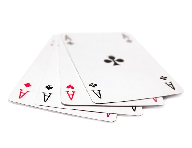 Close-up de cartas de jogo em fundo branco