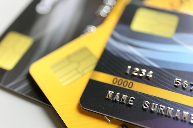 Foto close-up de cartões de crédito na mesa