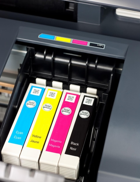 Foto close-up de cartuchos de tinta de impressora para uma impressora a cores
