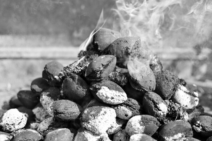 Foto close-up de carvões em uma grelha de churrasco