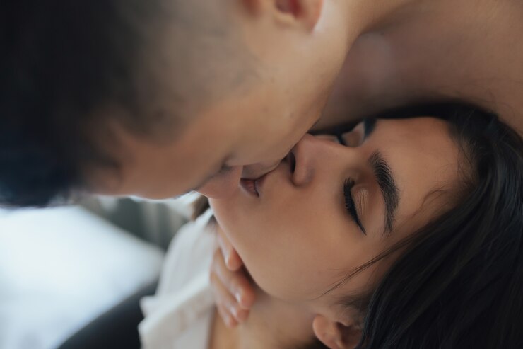 Foto close-up de casal apaixonado se beijando apaixonadamente com os olhos fechados.