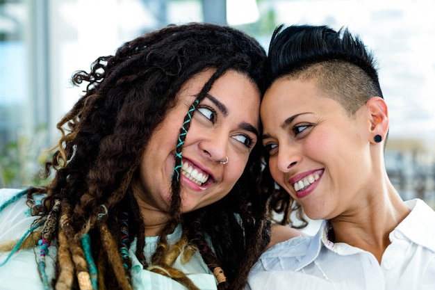 Close-up de casal de lésbicas olhando um ao outro e sorrindo