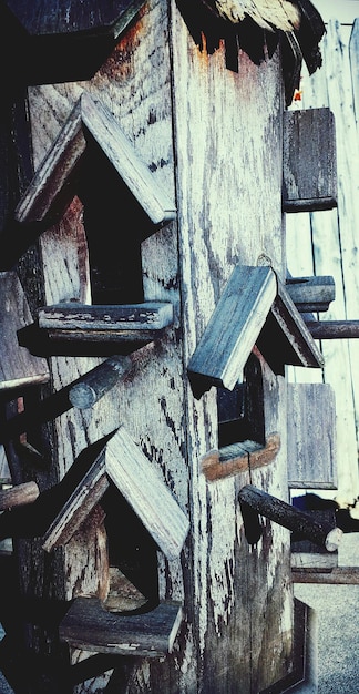 Close-up de casas de pássaros de madeira desgastadas