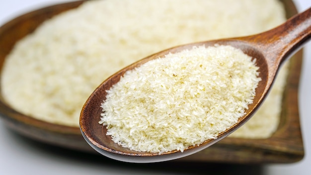 Close up de casca de ispaguula psyllium em colher de pau