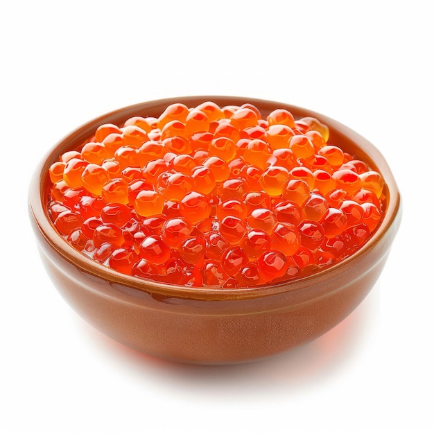 Close-up de caviar vermelho brilhante em um prato isolado em um fundo branco destacando a rica textura e cor vibrante da iguaria