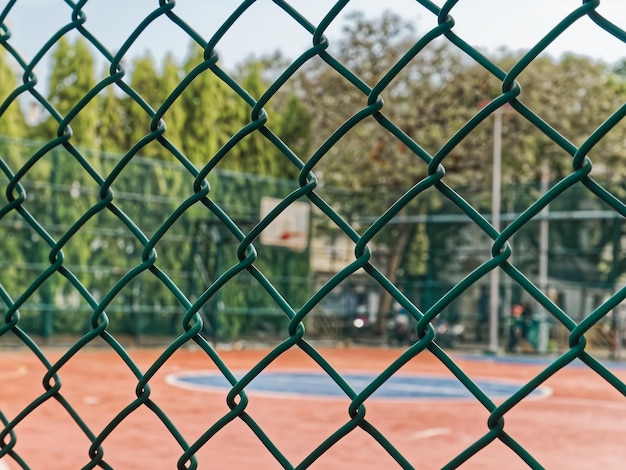 Foto close-up de cerca de arame verde em torno do campo de basquete