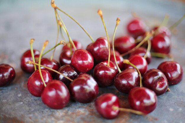 Foto close-up de cerejas na mesa