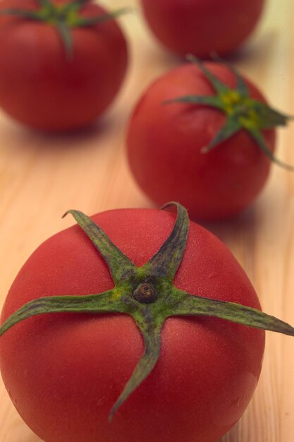 Foto close-up de cerejas vermelhas na mesa