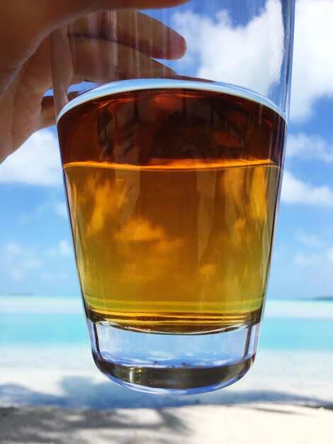 Close-up de cerveja em copo contra o céu