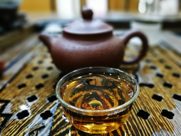 Foto close-up de chá de ervas e chaleira na mesa