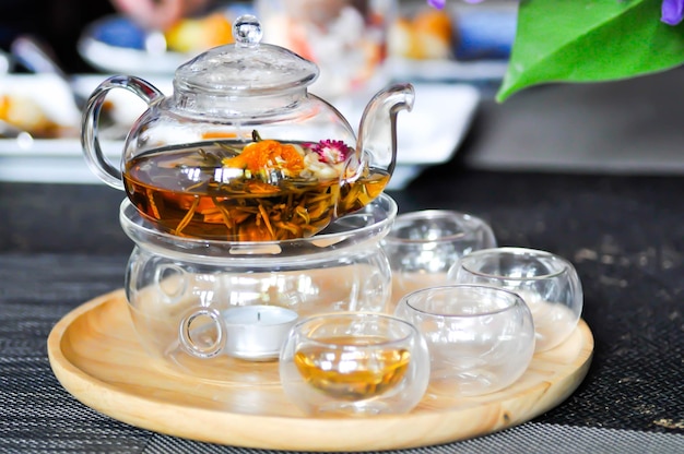 Foto close-up de chá em copo na mesa