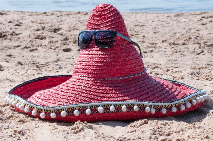 Foto close-up de chapéu na areia na praia