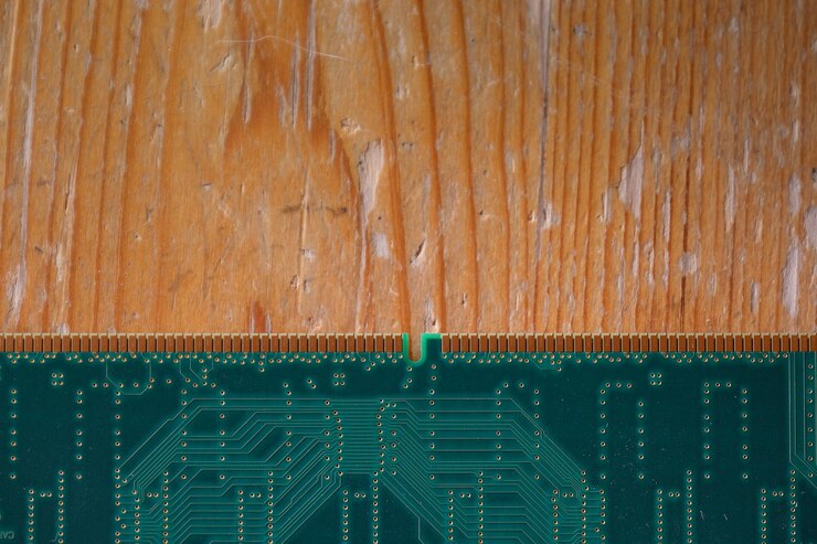 Foto close-up de chip de computador em madeira
