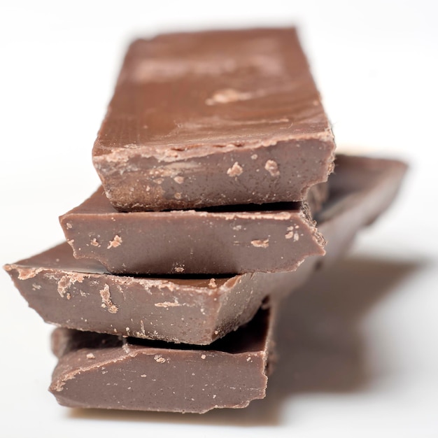 Close-up de chocolate em fundo branco