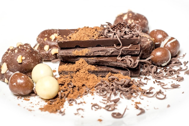 Close-up de chocolate em fundo branco