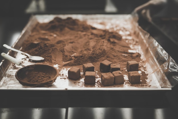 Foto close-up de chocolate em uma bandeja na mesa