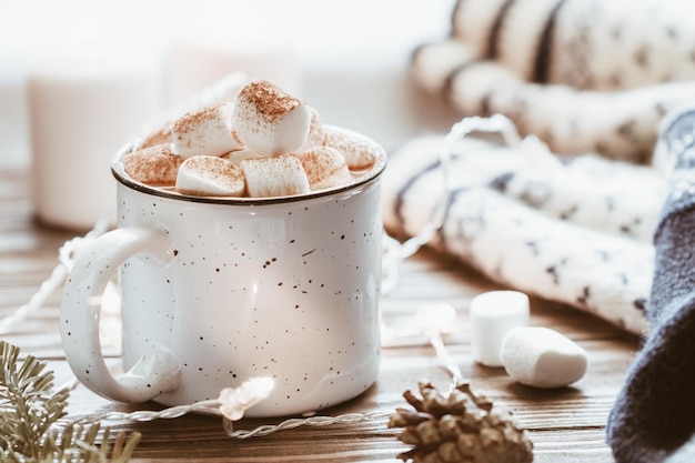 Close-up de chocolate quente e marshmallows na mesa