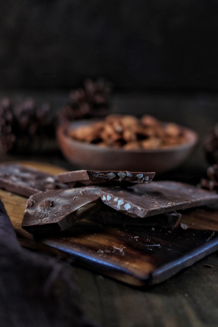 Foto close-up de chocolates na mesa contra fundo preto