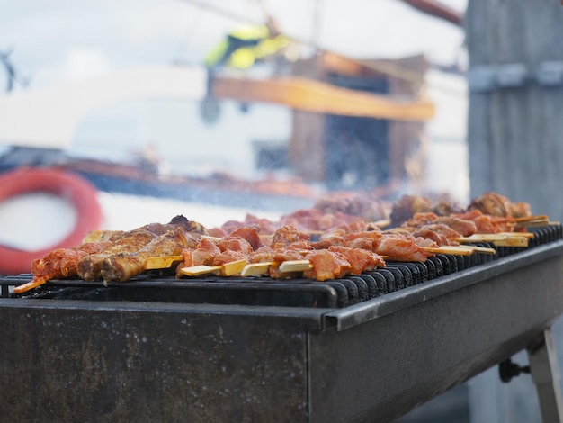 Close-up de churrasco no quintal