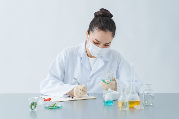 Close Up de cientista verificando tubo de ensaio em laboratório.