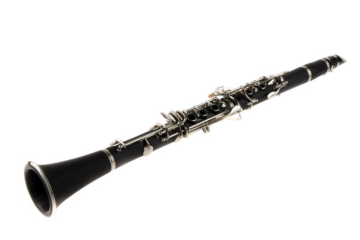 Foto close-up de clarinete em fundo branco