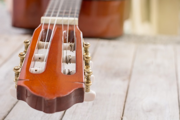 Foto close-up, de, clássico, guitarra, headstock, ligado, tabela madeira
