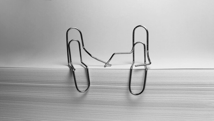 Foto close-up de clips de papel em papel