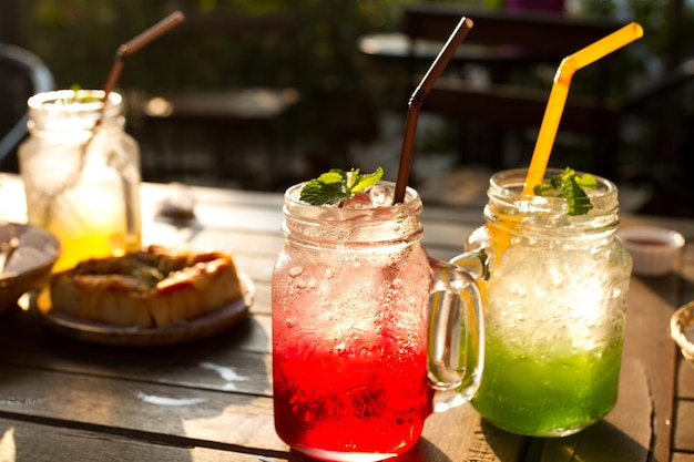 Close-up de cocktails na mesa