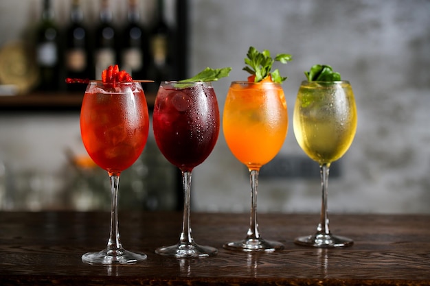 Close-up de cocktails na mesa