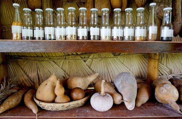 Foto close-up de cogumelos em recipientes de vidro