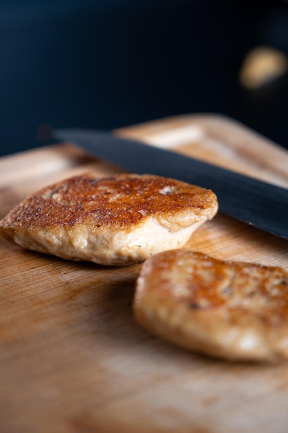 Foto close-up de cogumelos seitan em tábua de cortar